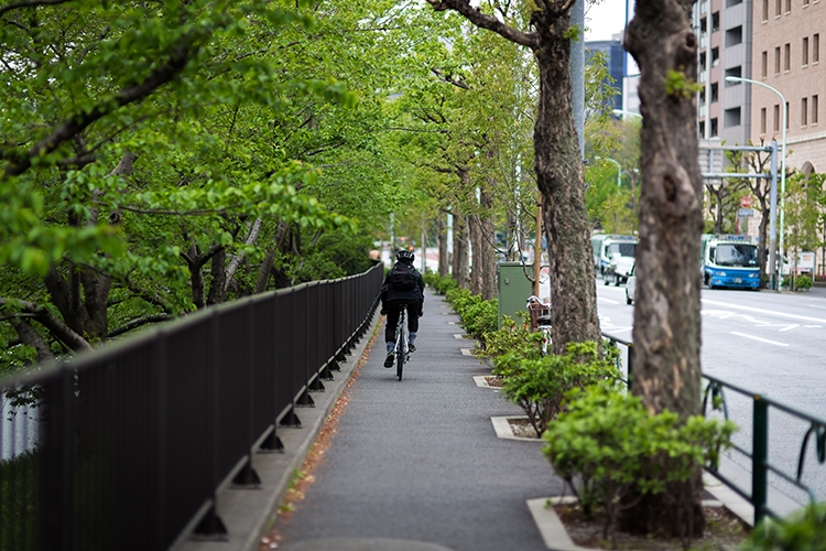 歩道を走る自転車