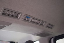 車の天井に埋め込み型のエアコン