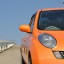 オレンジ色の車