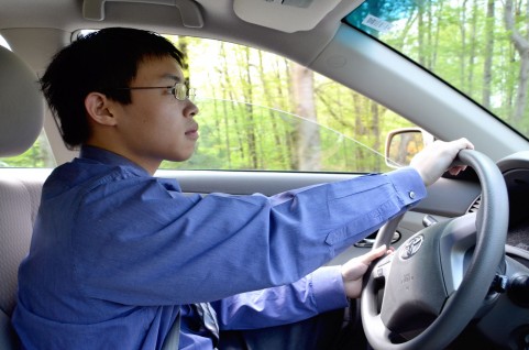 車の中で歌を熱唱する人