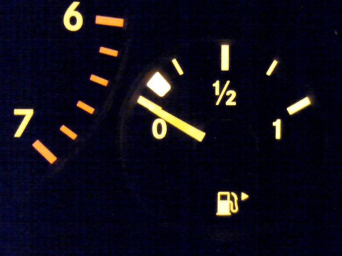 車でガス欠になった場合ってすぐに動かなくなるの？　前兆とかある？